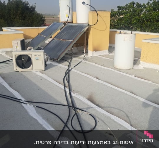 איטום גג עם פסי חומר לבן בין לוחות בטון